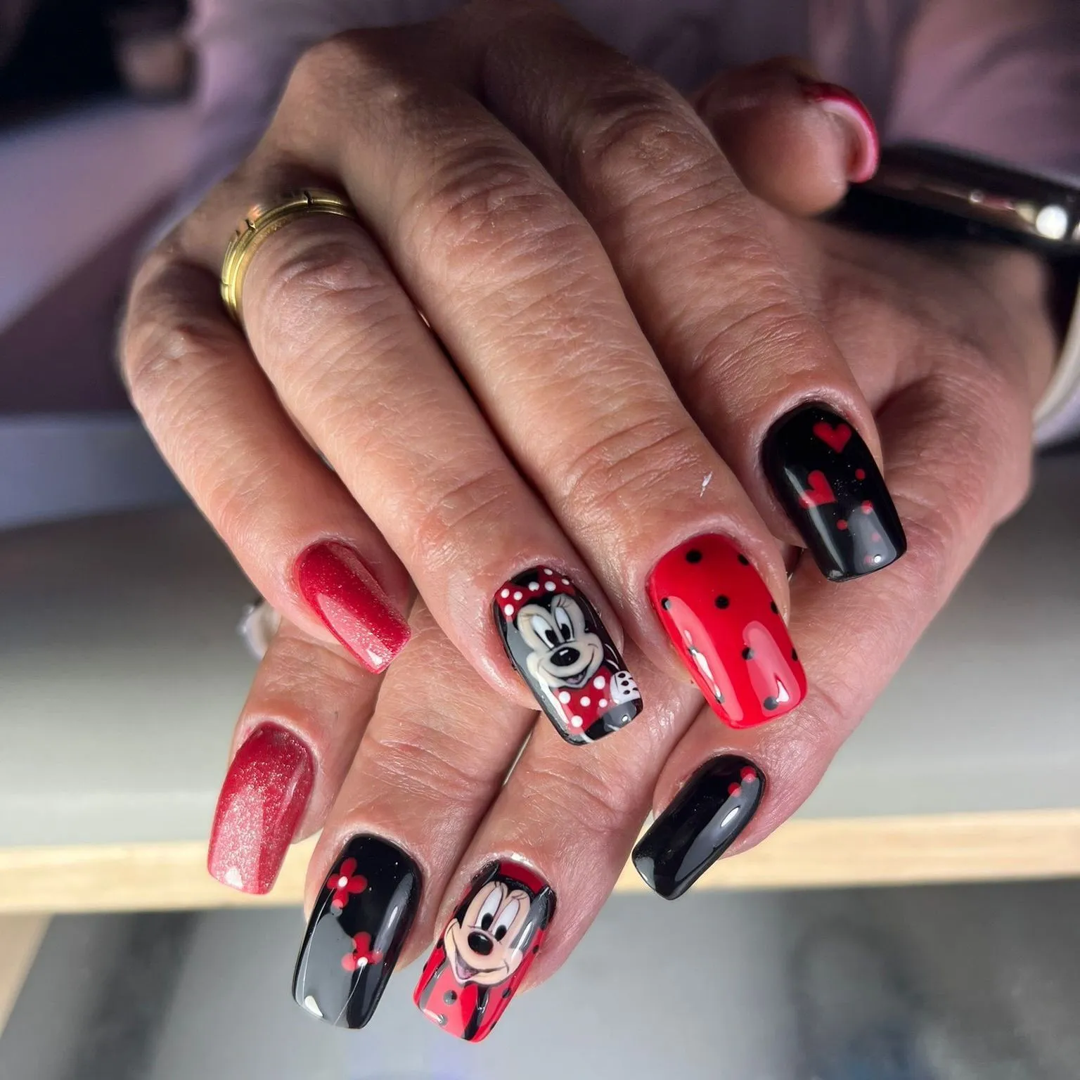 Nail art temático de Minnie y Mickey en rojo y negro