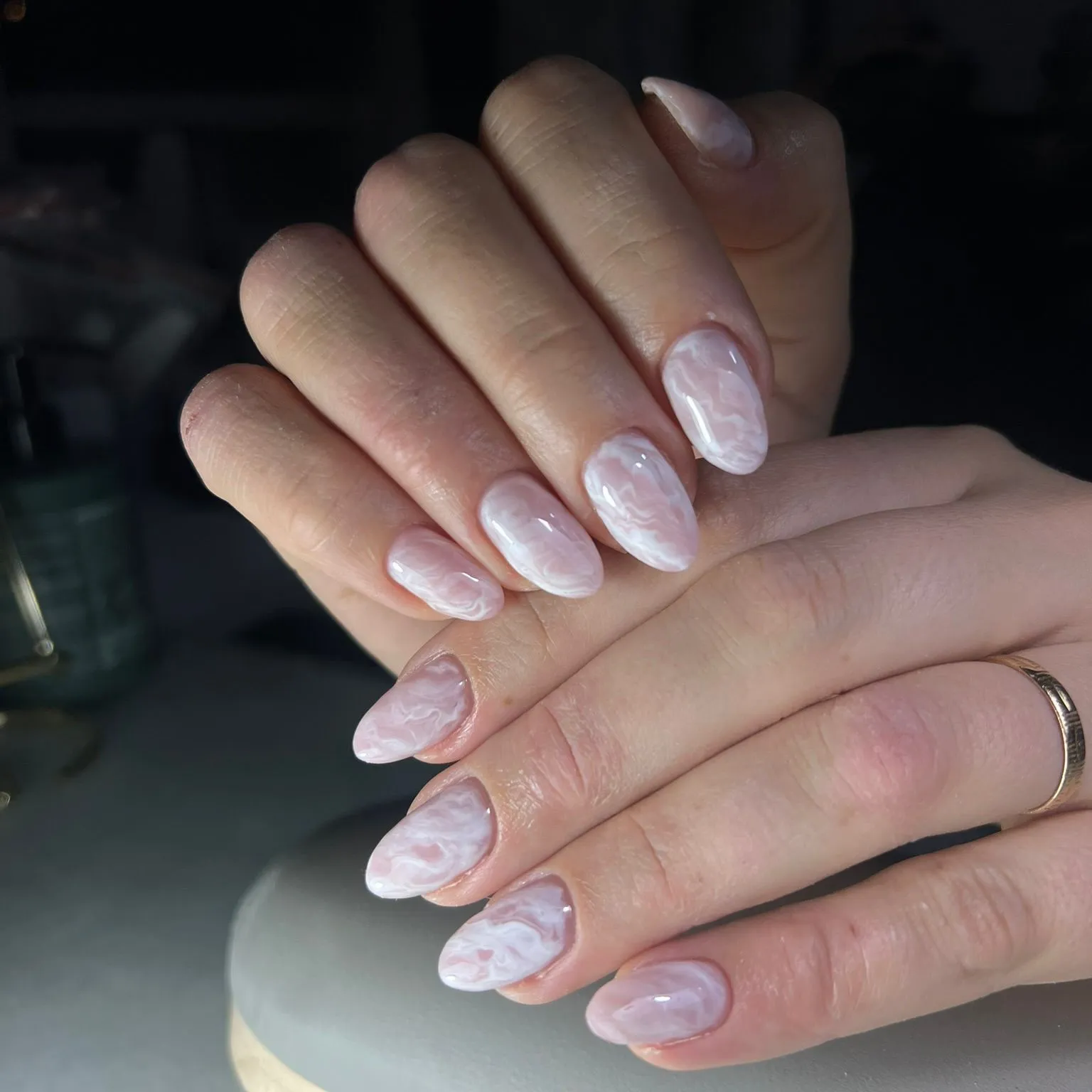 Uñas almendradas con efecto mármol en rosa y blanco