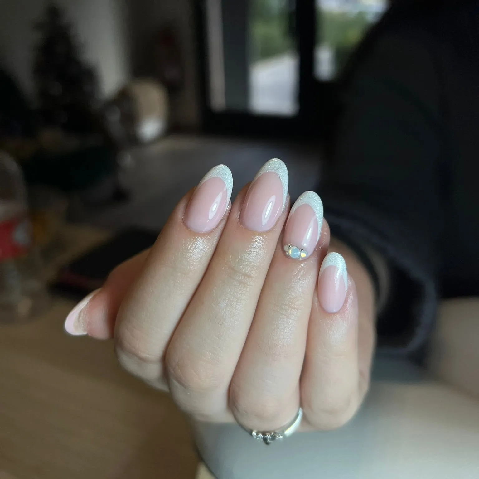 Manicura francesa en azul bebé con purpurina y cristal