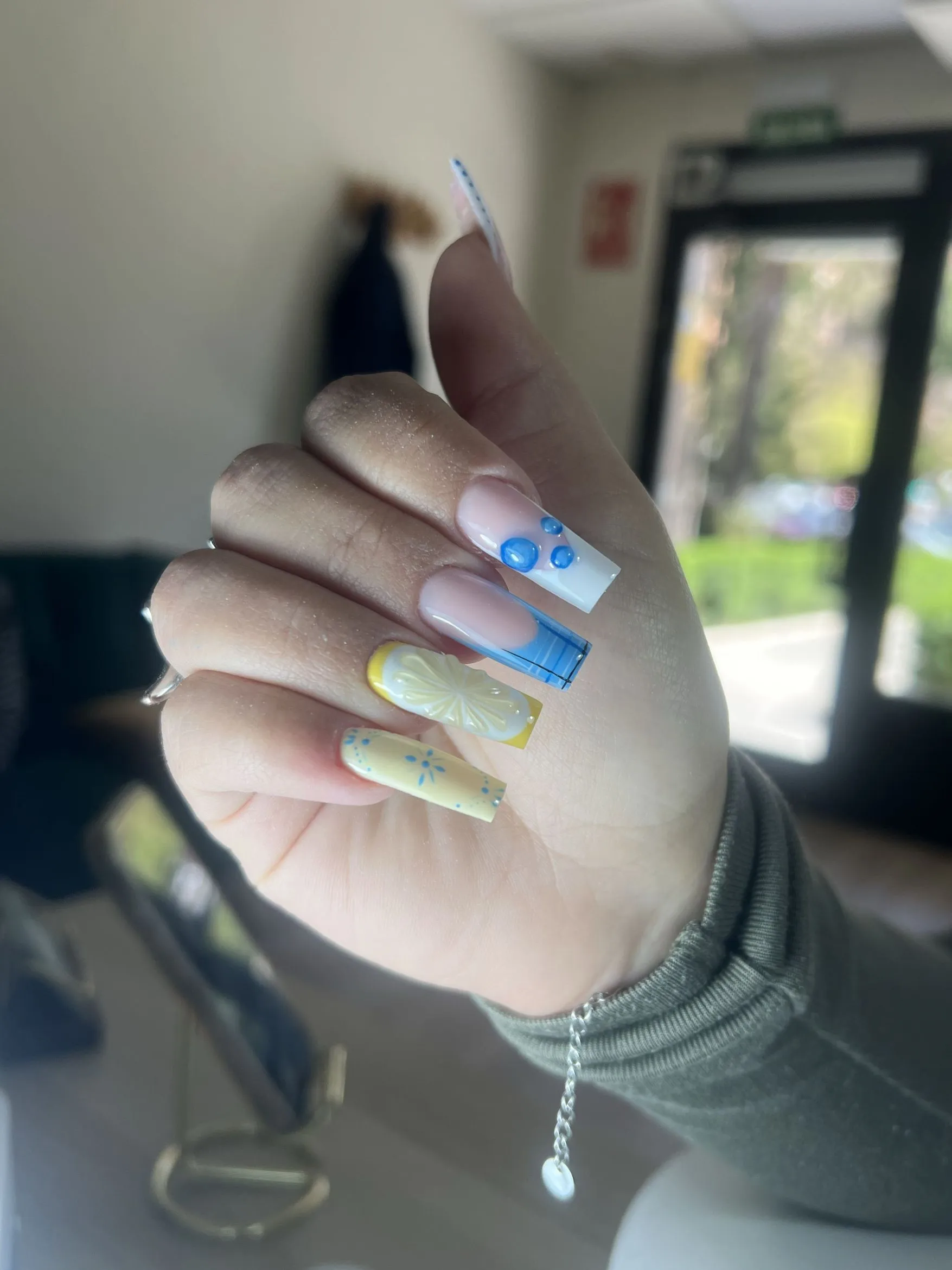 Uñas largas coffin con diseño de limón y detalles en azul
