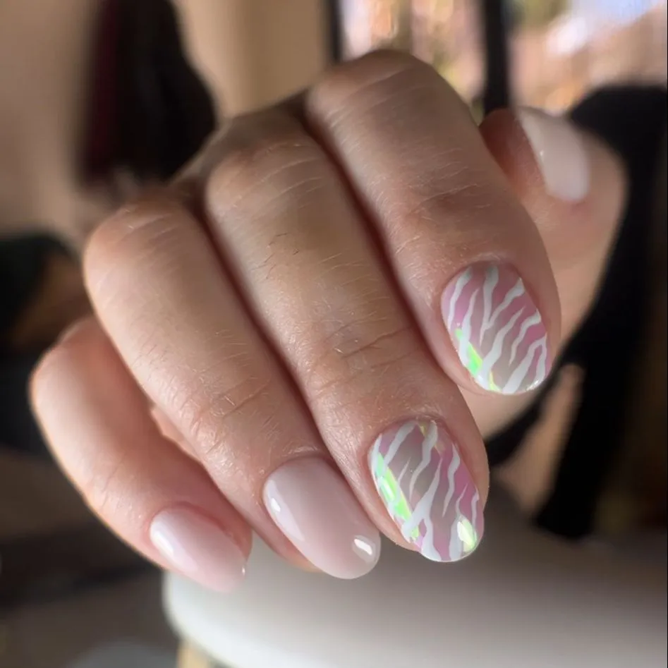 Manicura corta con diseño abstracto en blanco, rosa y verde neón