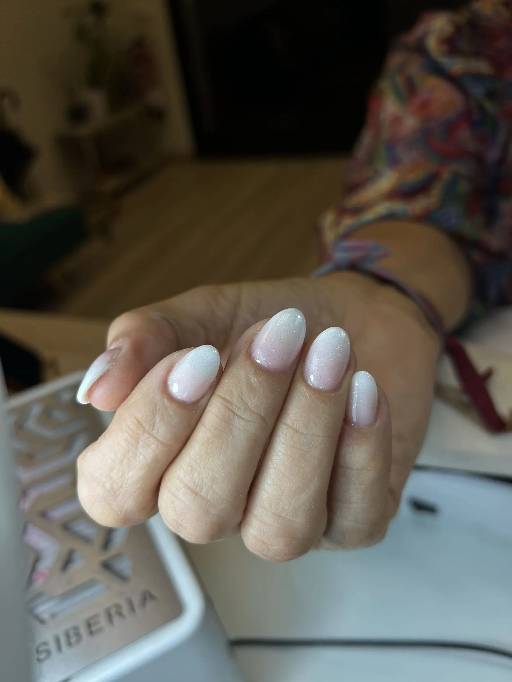 Manicura almendrada baby boomer en rosa y blanco con brillo