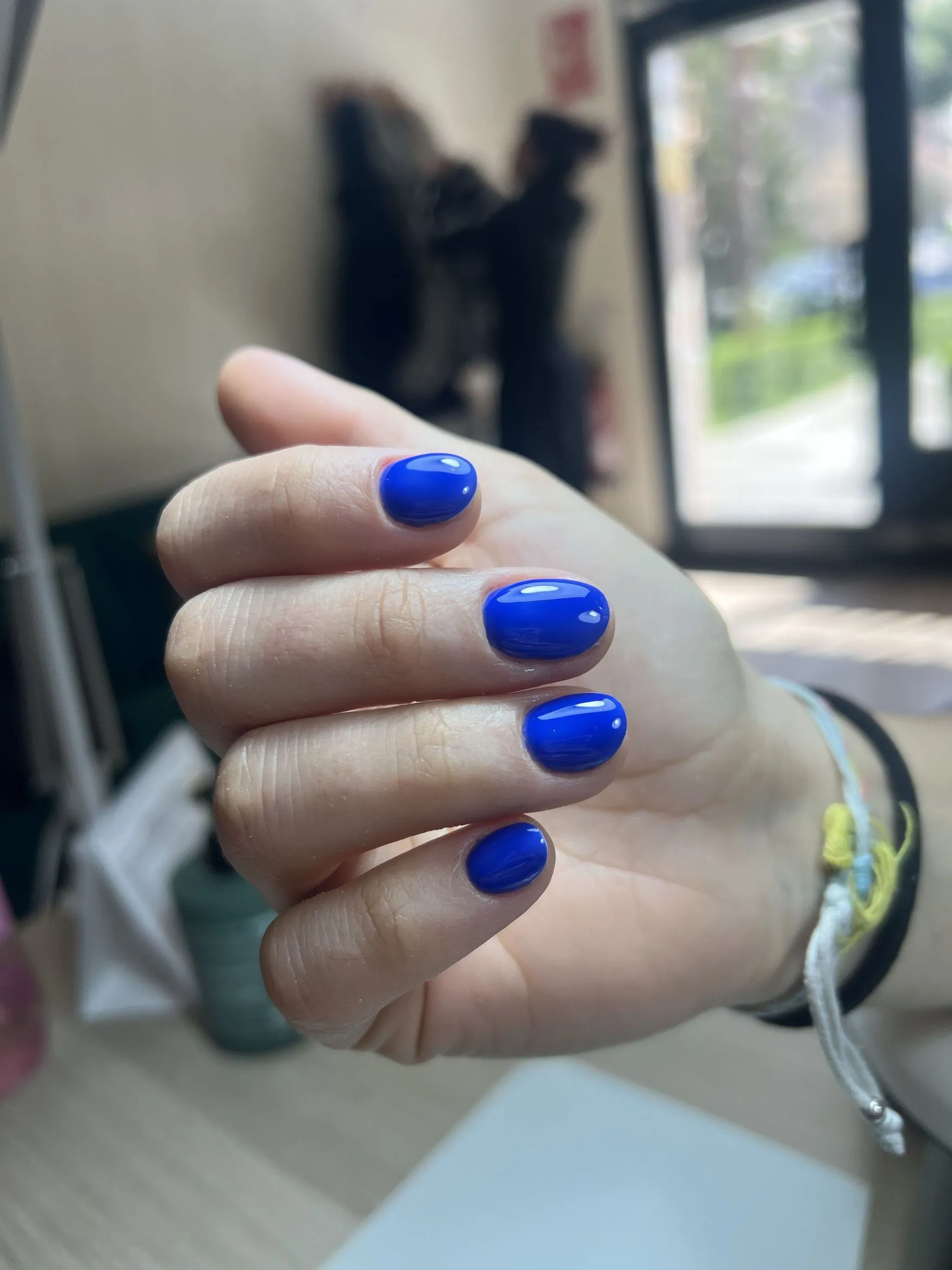 Manicura semipermanente en azul eléctrico