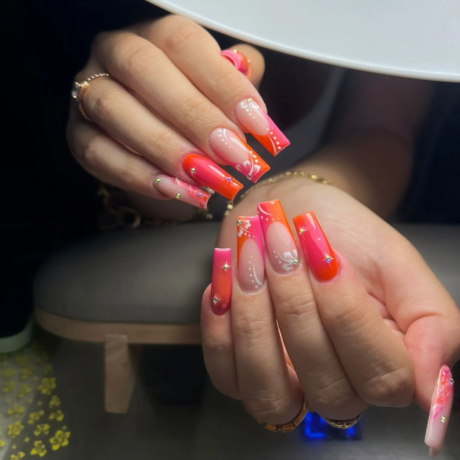 Uñas coffin en degradado rosa y naranja con flores hibisco