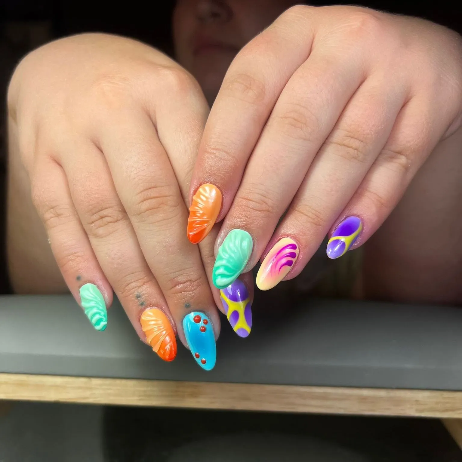 Uñas almendradas multicolor con relieve 3D