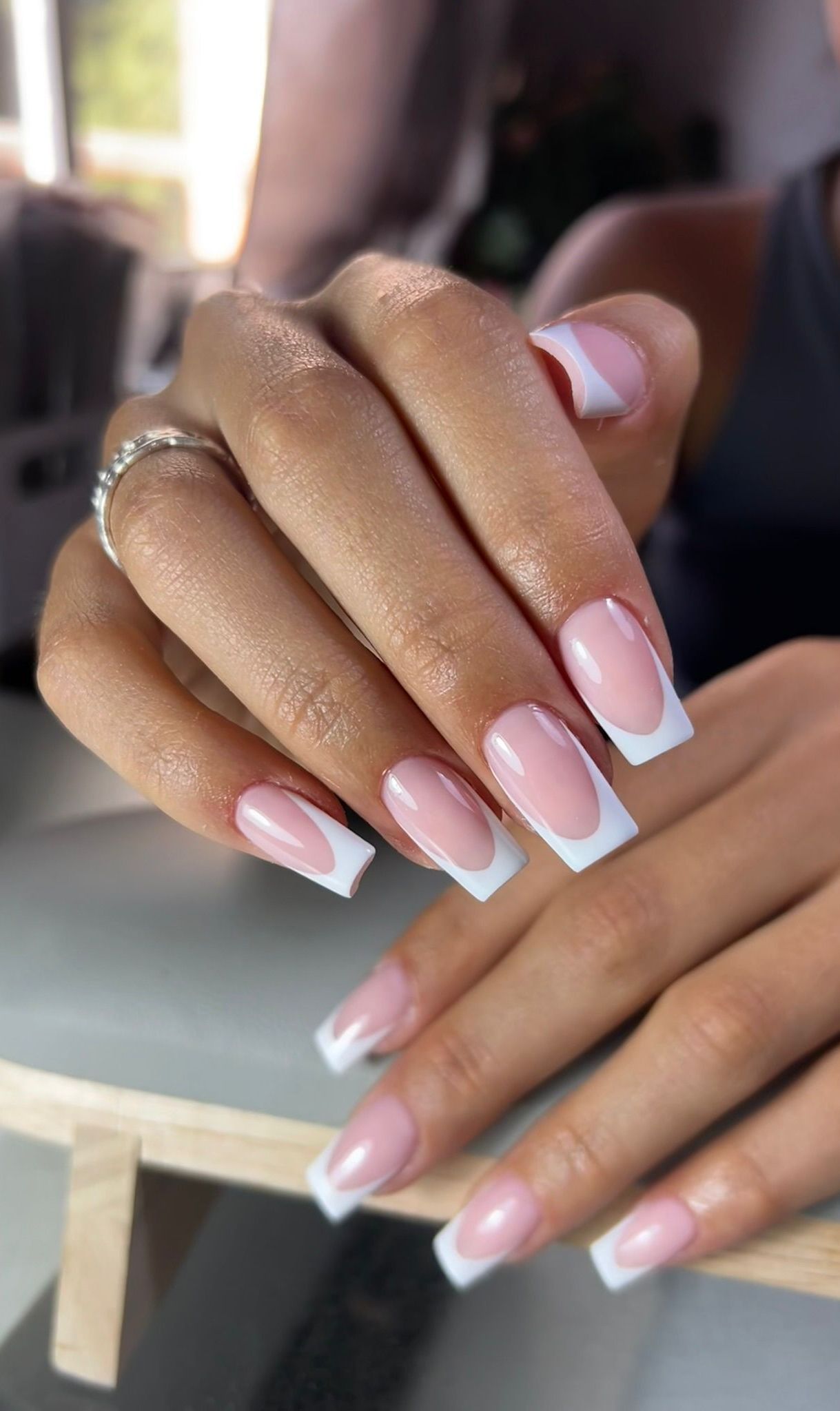 Manicura francesa clásica en uñas square largas