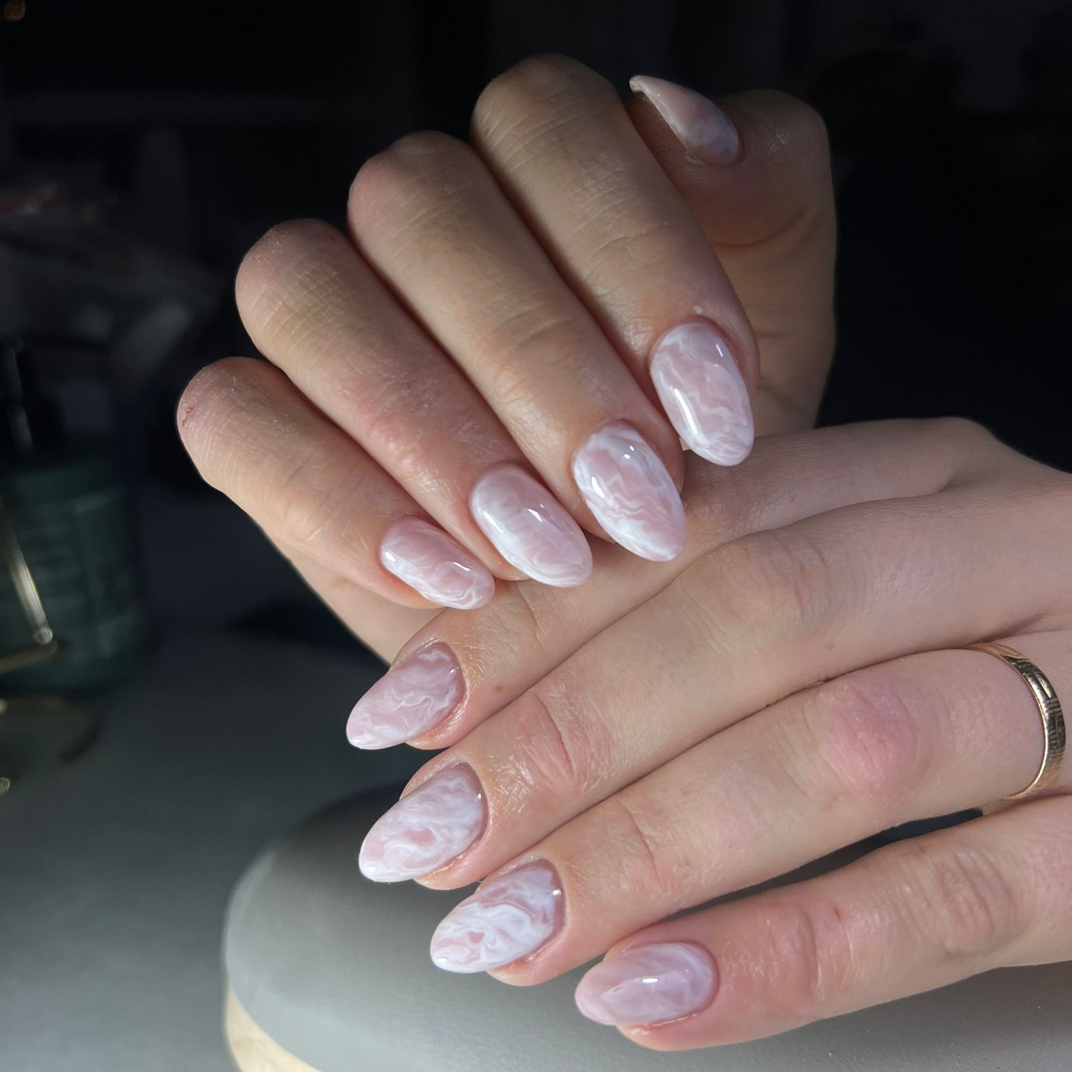 Uñas almendradas con efecto mármol en rosa y blanco