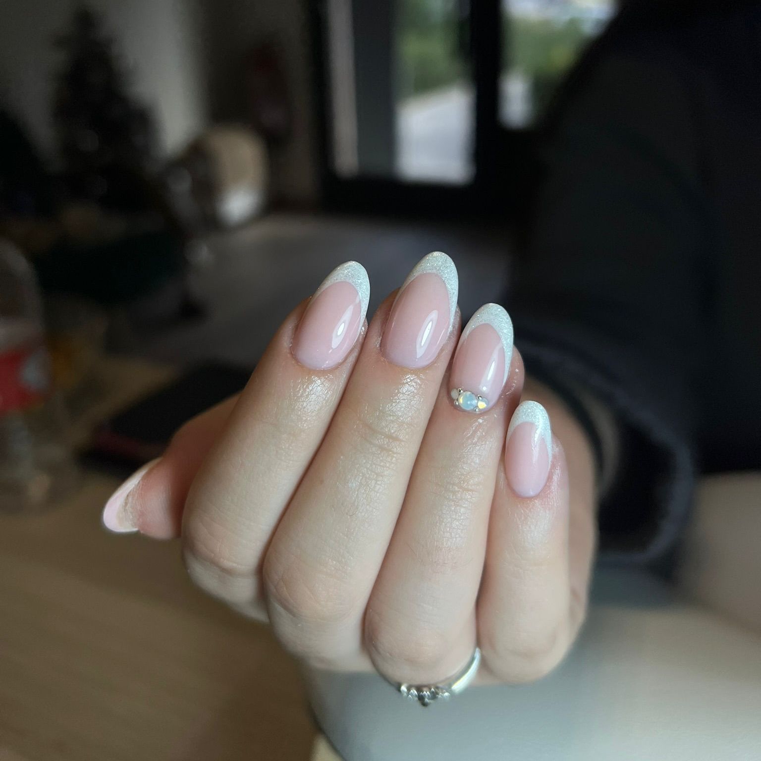 Manicura francesa en azul bebé con purpurina y cristal